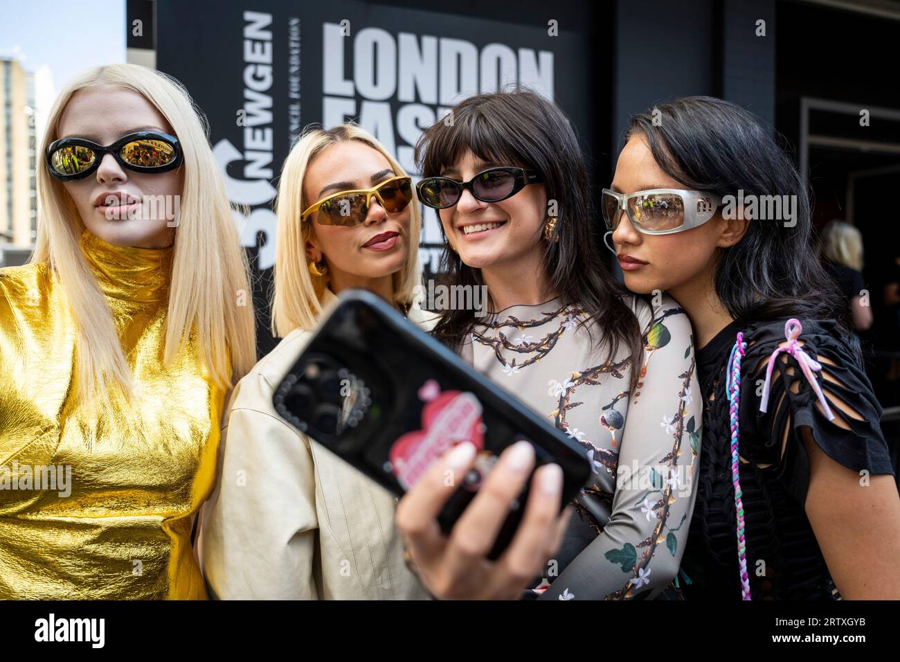 Londra, Regno Unito. 15 settembre 2023. Gli appassionati di moda che fanno selfie fuori dallo spazio NewGen all'Old Selfridges Hotel per il giorno di apertura della London Fashion Week (LFW), dove vengono mostrate le creazioni per la Primavera/Estate 2024 (SS24). L'evento della durata di cinque giorni presenta sfilate, presentazioni e altri eventi di designer britannici e internazionali. Crediti: Stephen Chung / Alamy Live News Foto Stock