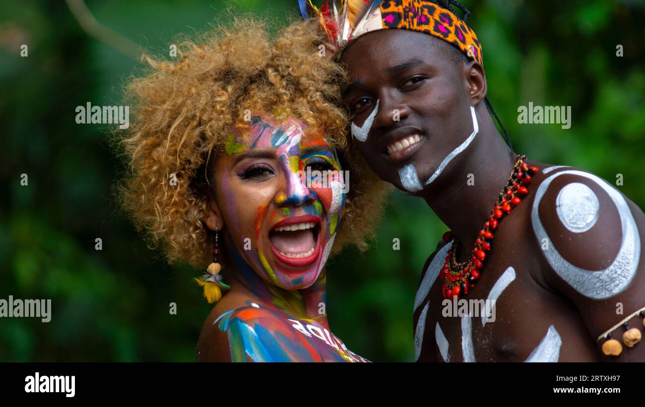 Nueva Loja, Sucumbios / Ecuador - 3 settembre 2020: Ritratto di una giovane coppia nera con facce colorate viste dal fronte con un espresso gioioso Foto Stock