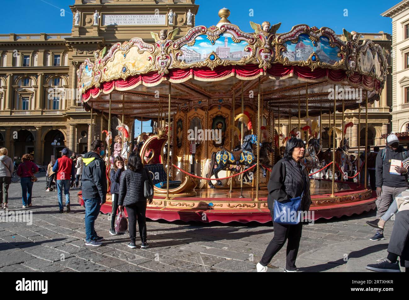 Merry-Go-Round antico a Firenze, Italia, il giorno del sole con le persone Foto Stock
