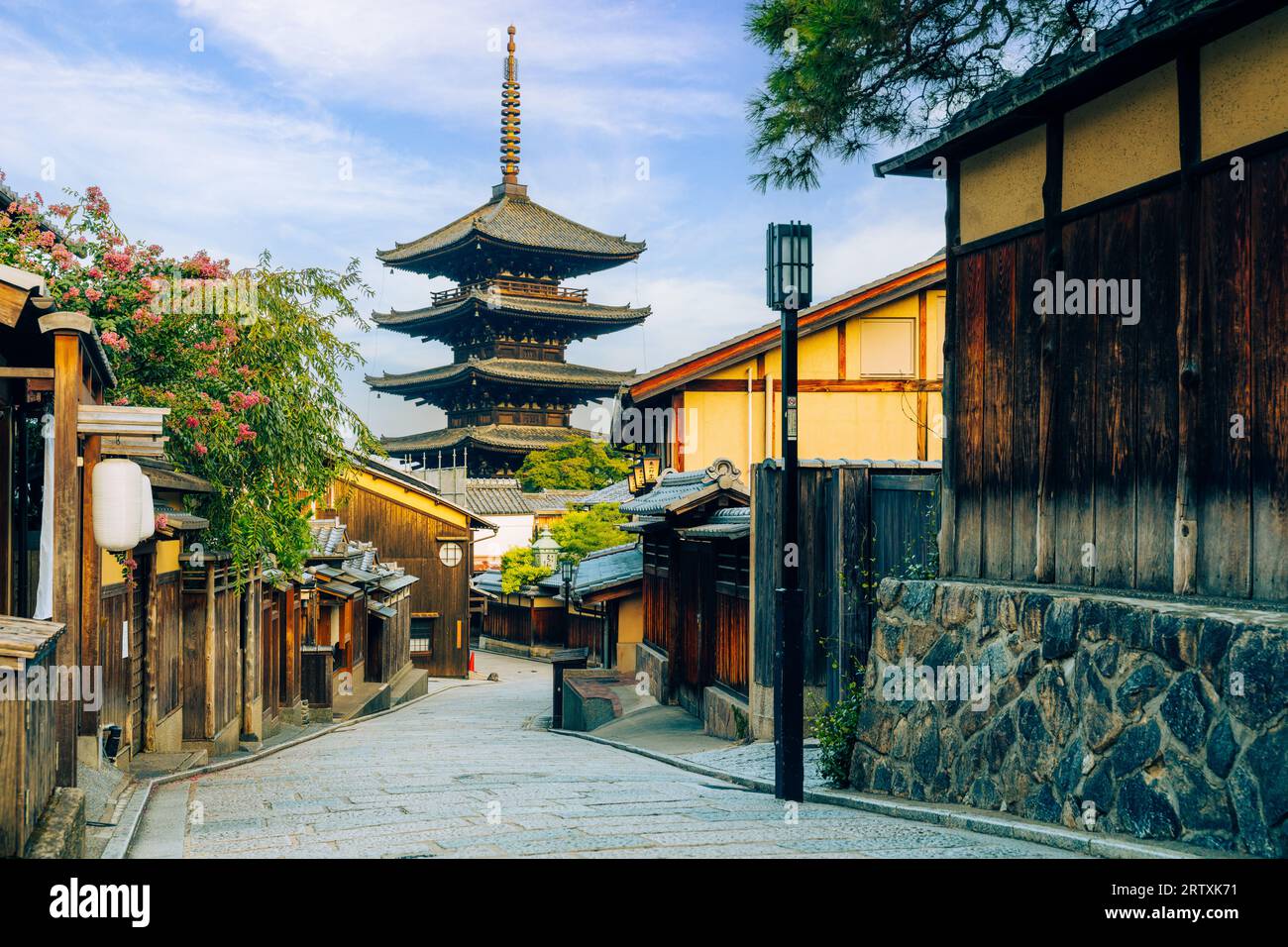 Alba nella via della città vecchia di Higashiyama a Kyoto Foto Stock