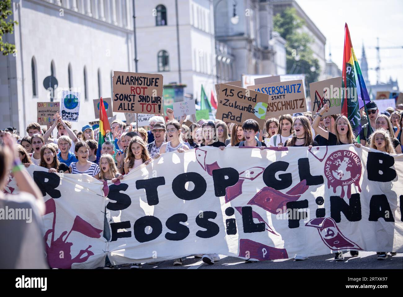 Monaco, Germania. 15 settembre 2023. Venerdì per la futura Monaco: Allievi, studenti e insegnanti durante uno sciopero per il clima. Lo sciopero faceva parte di una protesta globale sul clima organizzata da vari movimenti climatici. Gli attivisti per il clima chiedono un'azione urgente a Monaco - chiedendo al governo tedesco di raggiungere gli obiettivi di neutralità climatica entro il 2025. Credito: Valerio Agolino / Alamy Live News Foto Stock