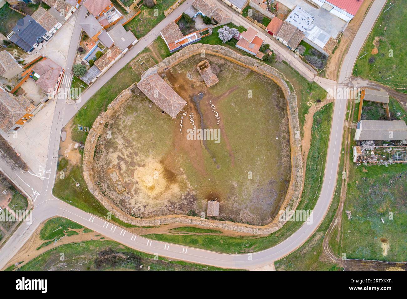 Vista aerea dall'alto del castello medievale di San Pedro de Latarce, Valladolid. Spagna Foto Stock