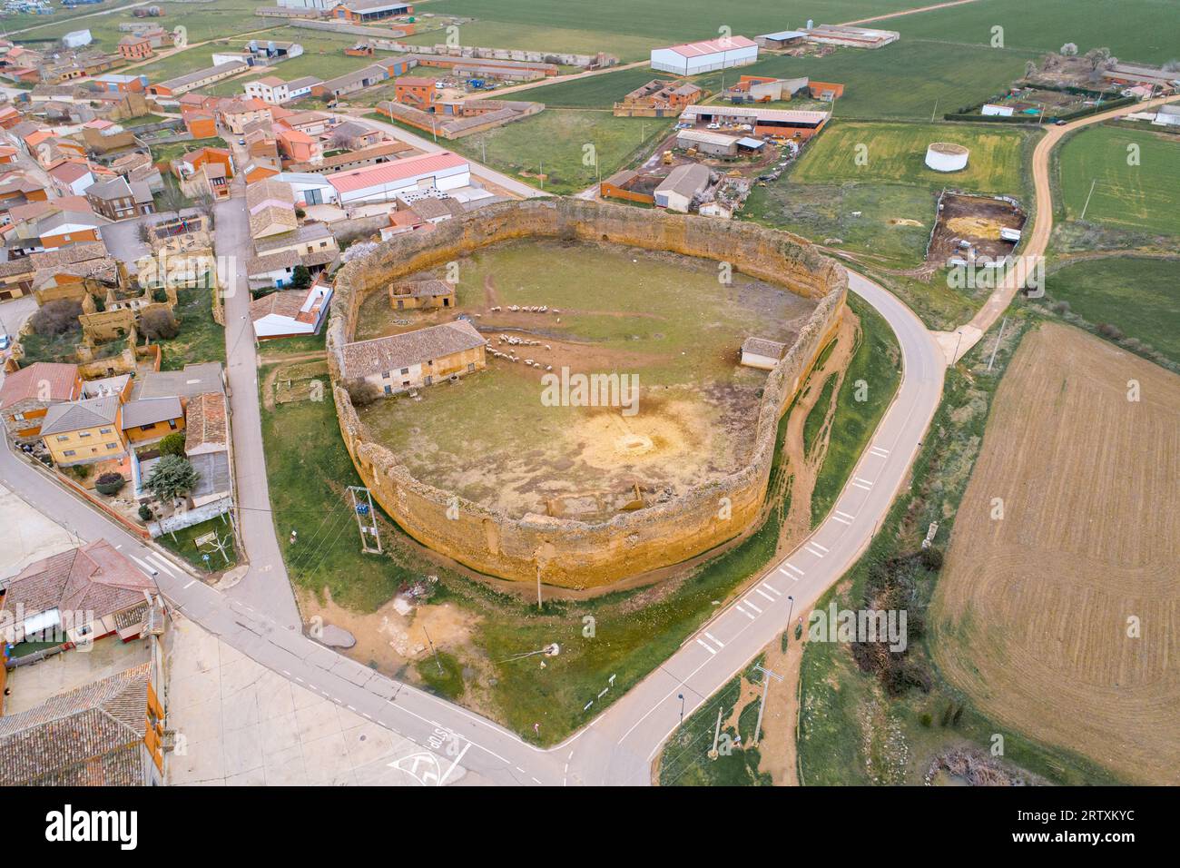 Vista aerea del castello medievale di San Pedro de Latarce, Valladolid. Spagna Foto Stock