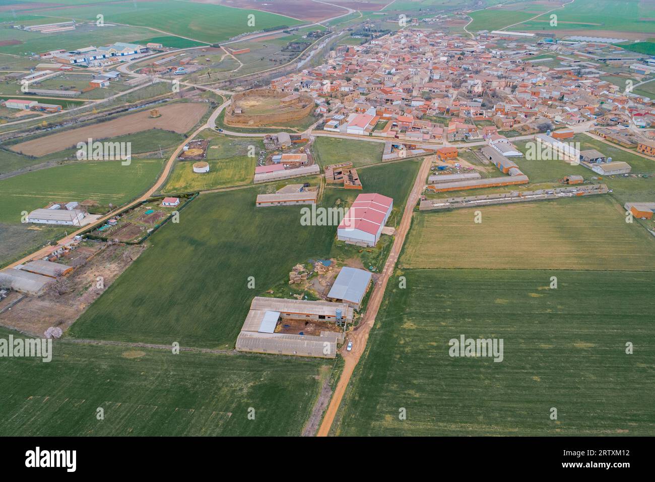 Vista aerea con droni della città di San Pedro de Latarce, Valladolid. Spagna Foto Stock