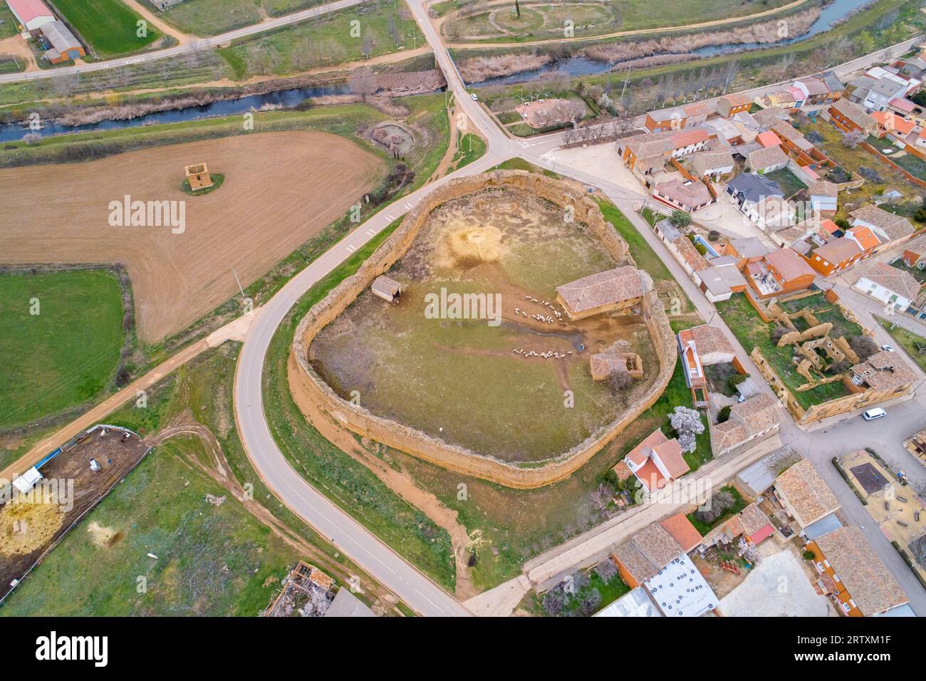 Vista aerea del castello medievale di San Pedro de Latarce, Valladolid. Spagna Foto Stock