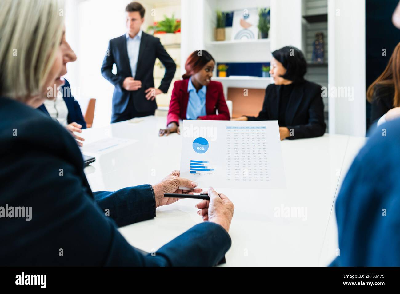 Team aziendale multirazziale che lavora insieme in una sala riunioni di un ufficio moderno - concetto di imprenditorialità Foto Stock