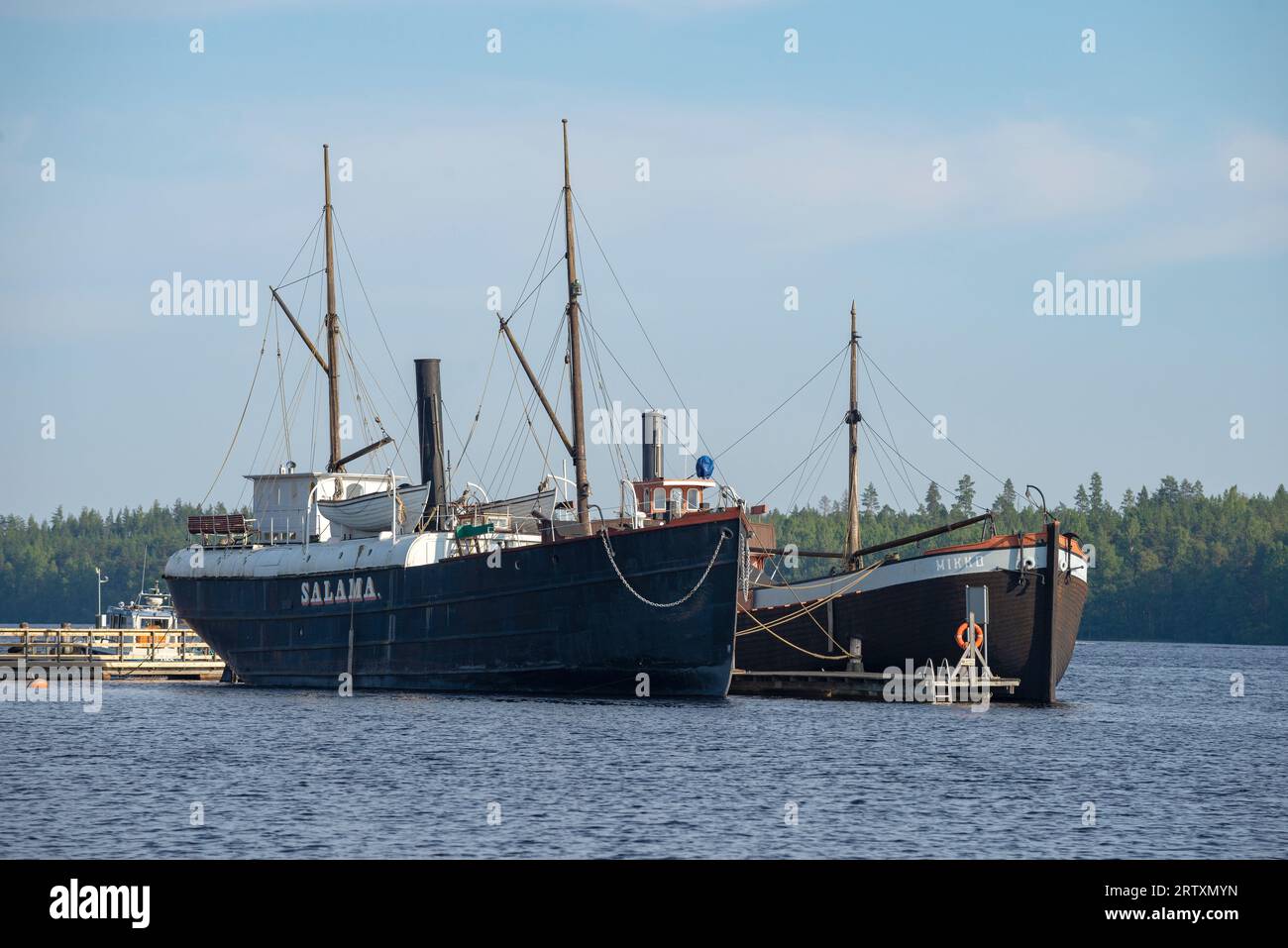 SAVONLINNA, FINLANDIA - 24 LUGLIO 2018: Due vecchie navi a vapore "Salama" e "Mikko" al molo sul lago Saimaa in una mattina di luglio Foto Stock