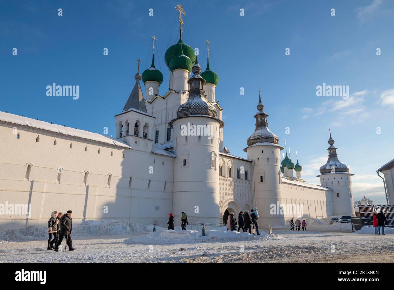 ROSTOV, RUSSIA - 4 GENNAIO 2023: All'ingresso del Cremlino di Rostov in una mattina di gennaio. Anello d'oro della Russia Foto Stock