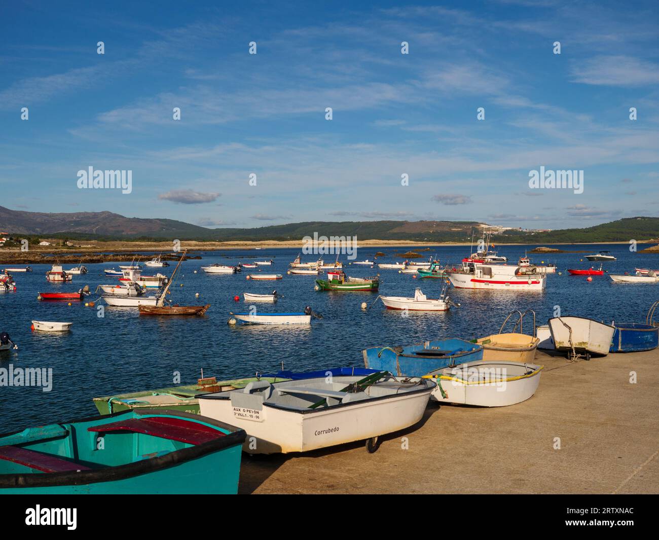 Barche nel porto di Corrubedo, Galizia, Spagna Foto Stock