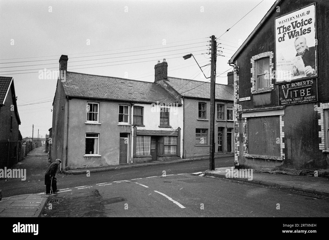 L'ex Golden Crust Bakery e un poster del comico gallese Harry Secombe all'incrocio di North Road con Heolddu Road, Bargoed, Rhymney Valley, Gwent, Galles del Sud, 1983 Foto Stock