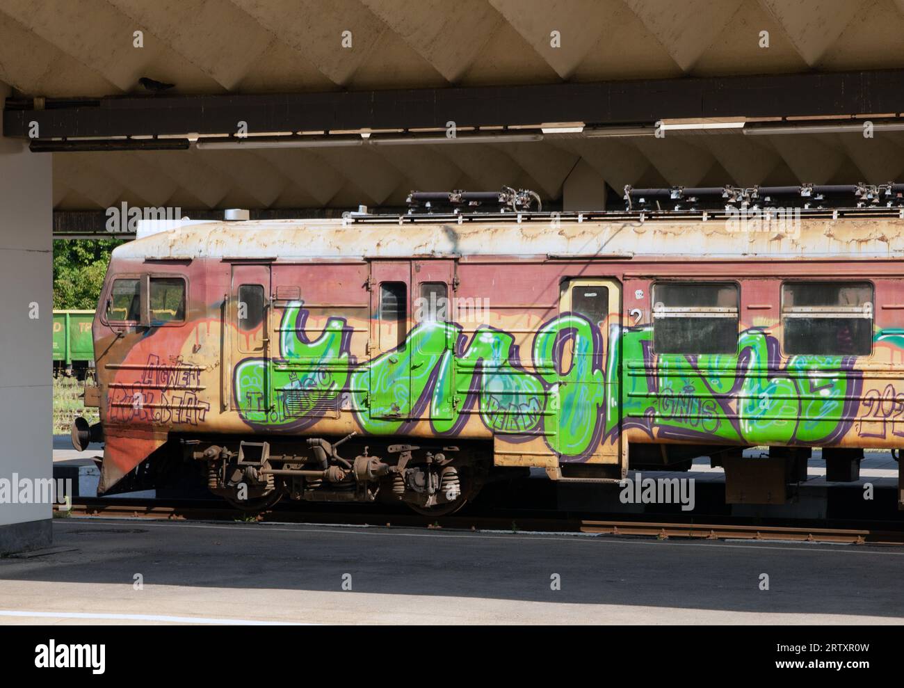 Una locomotiva elettrica in pensione con graffiti artistici. Bulgaria Foto Stock
