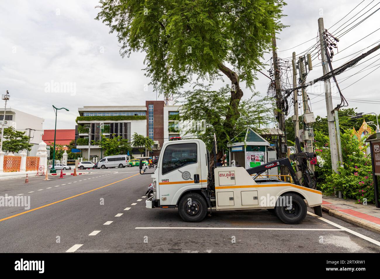 BANGKOK, THAILANDIA - 12 settembre 2023: Il camion trainato dalla stazione di polizia di Dusit è stato parcheggiato sul lato della strada pronto a svolgere i compiti quando qualcuno si rompe Foto Stock
