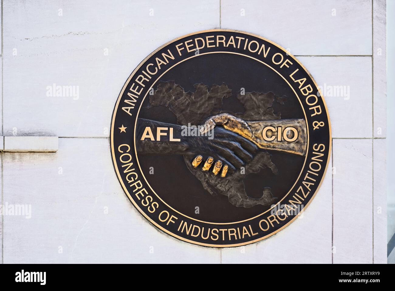 Washington, D.C. - 4 aprile 2023: AFL - CIO, American Federation of Labor and Congress of Industrial Organization, emblema del sigillo sul quartier generale dell'ufficio Foto Stock