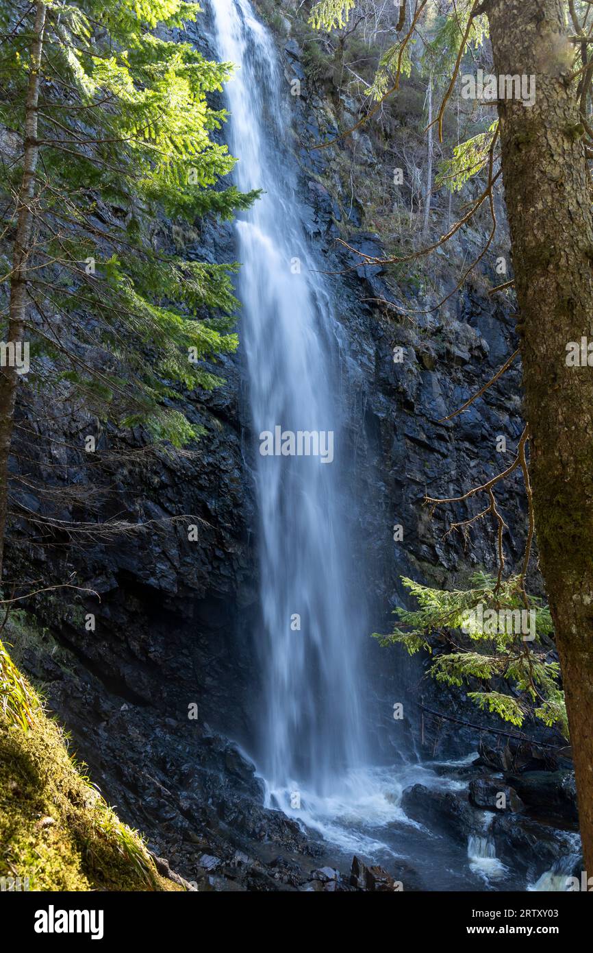 Le Cascate di Plodda (Gaelic: EAS Ploda) sono una cascata situata a 5 km a sud-ovest del villaggio di Tomich, vicino a Glen Affric, nelle Highlands della Scozia. Foto Stock