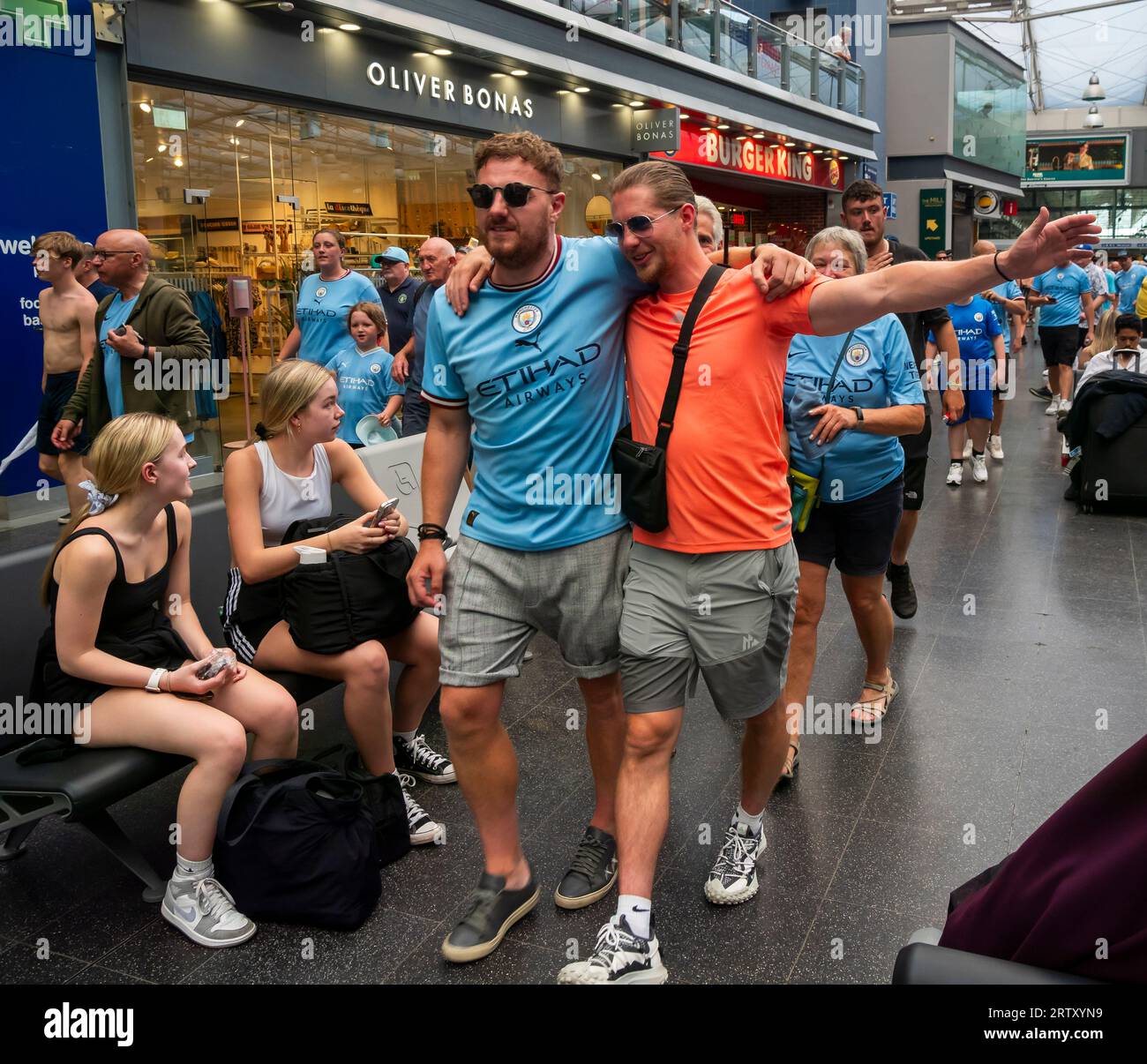 Tifosi di Man City che si esibiscono a Picadilly Station per un'enorme parata di trofei il 12 giugno 2023, Manchester, Inghilterra, Gran Bretagna Foto Stock