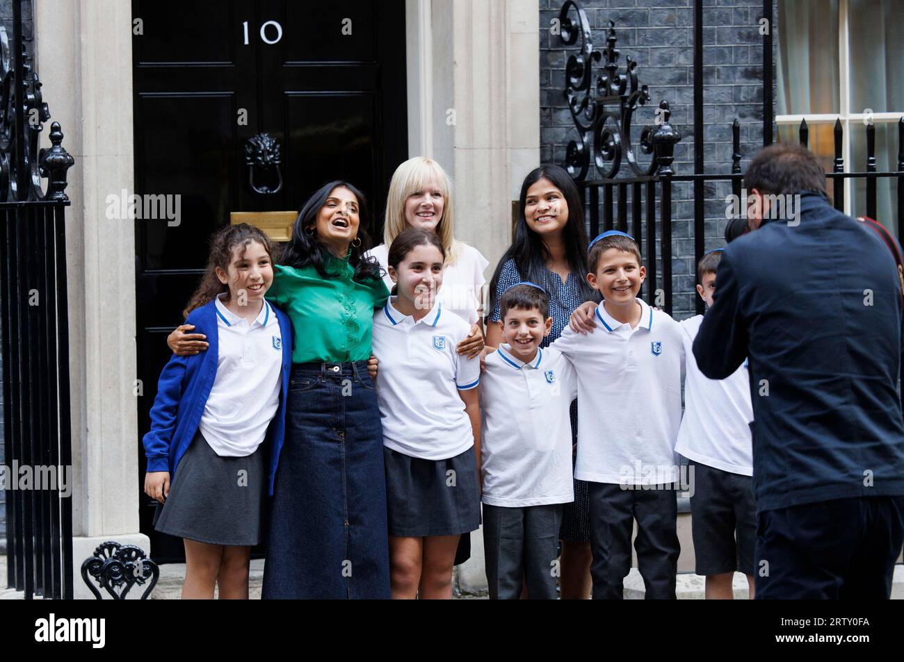 Lojndon, Regno Unito. 15 settembre 2023. Akshata Murthy, moglie di Rishi Sunaks, incontra i bambini delle scuole primarie in visita al 10 di Downing Street. I bambini inclusi provenivano dalla Richmond Primary School e dalla Rosh Pinah Primary School di Edgware. Credito: Karl Black/Alamy Live News Foto Stock