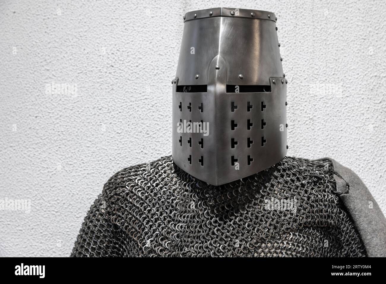 Armatura di un cavaliere crociato medievale. Casco di ferro chiuso e catena di posta Foto Stock
