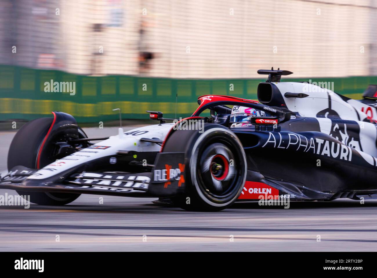 Singapore, Singapore. 15 settembre 2023. Liam Lawson della nuova Zelanda guida la Scuderia AlphaTauri AT04 (40) durante le prove in vista del Gran Premio di F1 di Singapore sul circuito di Marina Bay Street. Credito: SOPA Images Limited/Alamy Live News Foto Stock