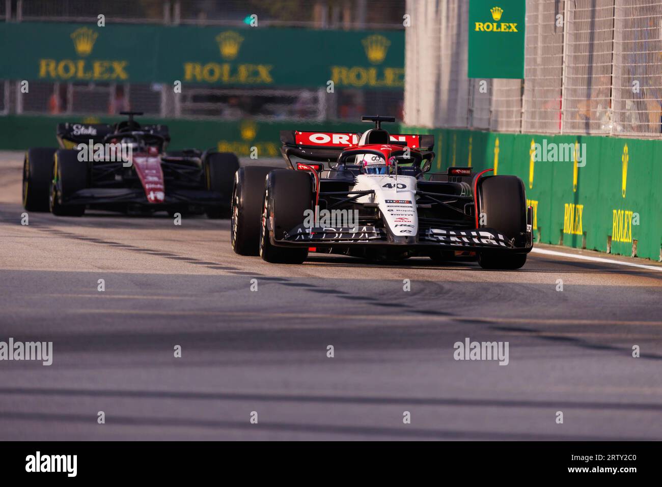 Singapore, Singapore. 15 settembre 2023. Liam Lawson della nuova Zelanda guida la Scuderia AlphaTauri AT04 (40) durante le prove in vista del Gran Premio di F1 di Singapore sul circuito di Marina Bay Street. Credito: SOPA Images Limited/Alamy Live News Foto Stock