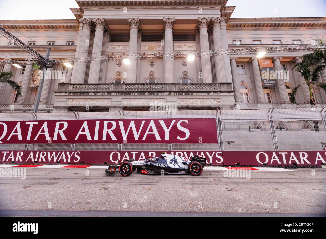 Singapore, Singapore. 15 settembre 2023. Yuki Tsunoda giapponese guida la (22) Scuderia AlphaTauri AT04 durante le prove in vista del Gran Premio di F1 di Singapore sul circuito di Marina Bay Street. Credito: SOPA Images Limited/Alamy Live News Foto Stock