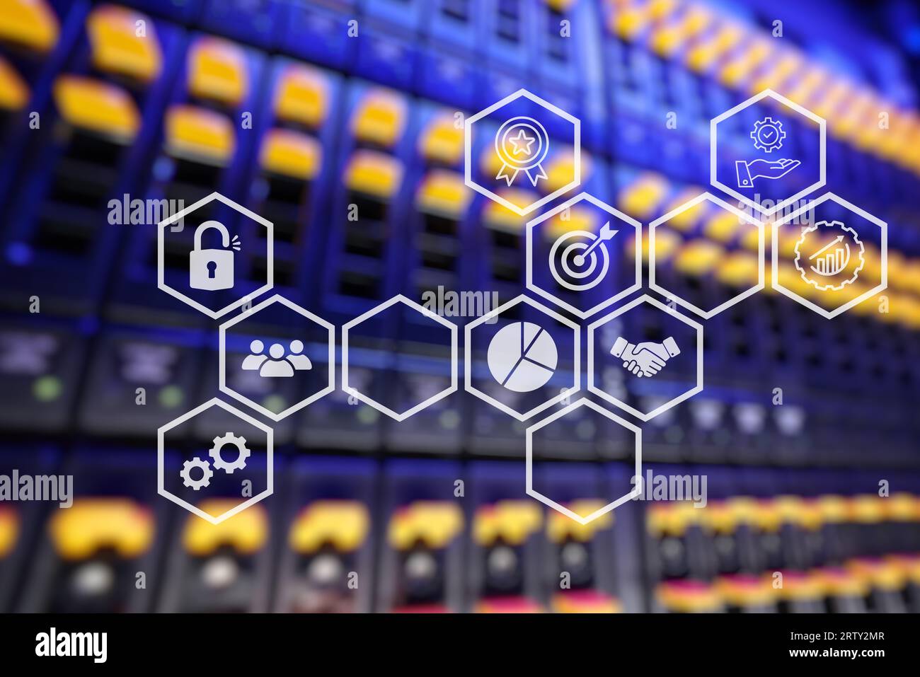 Immagine di più icone sull'orologio digitale sullo sfondo dei rack dei server. Composito digitale, esposizione multipla, report, business, banking. Foto Stock