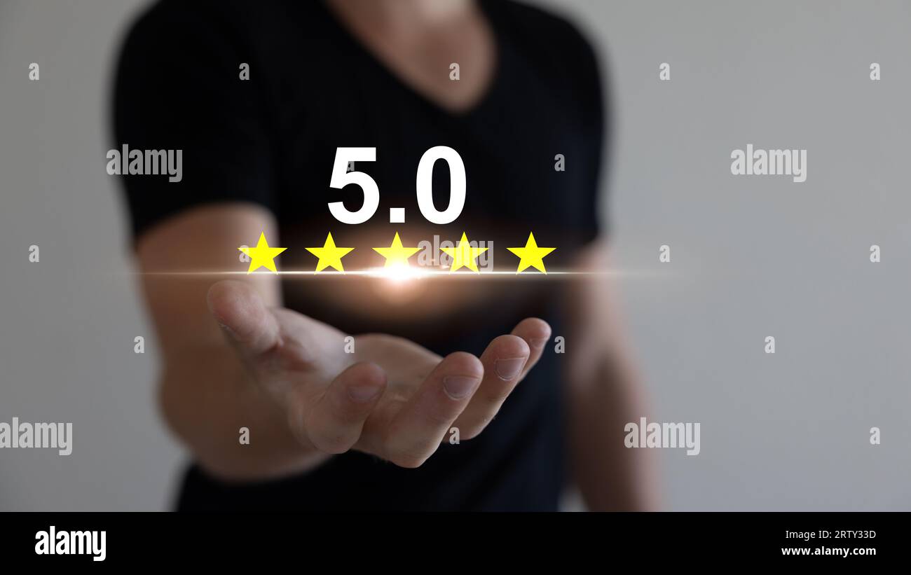 Recensione del cliente buon feedback, primo piano mano dell'uomo utilizzando lo smartphone con icona a cinque stelle a comparsa per la revisione del feedback servizio di soddisfazione, servizio clienti. Foto Stock