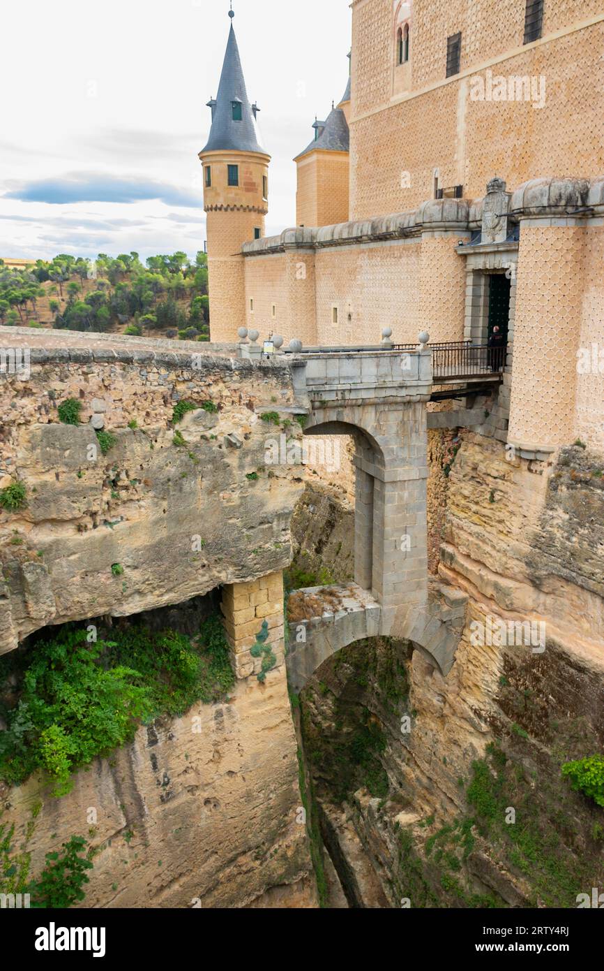 Segovia, Spagna. 14 settembre 2022 - passaggio pedonale di accesso al castello o all'Alcazar di Segovia, attraversando il fossato di protezione. Fortezza costruita nel XII centu Foto Stock