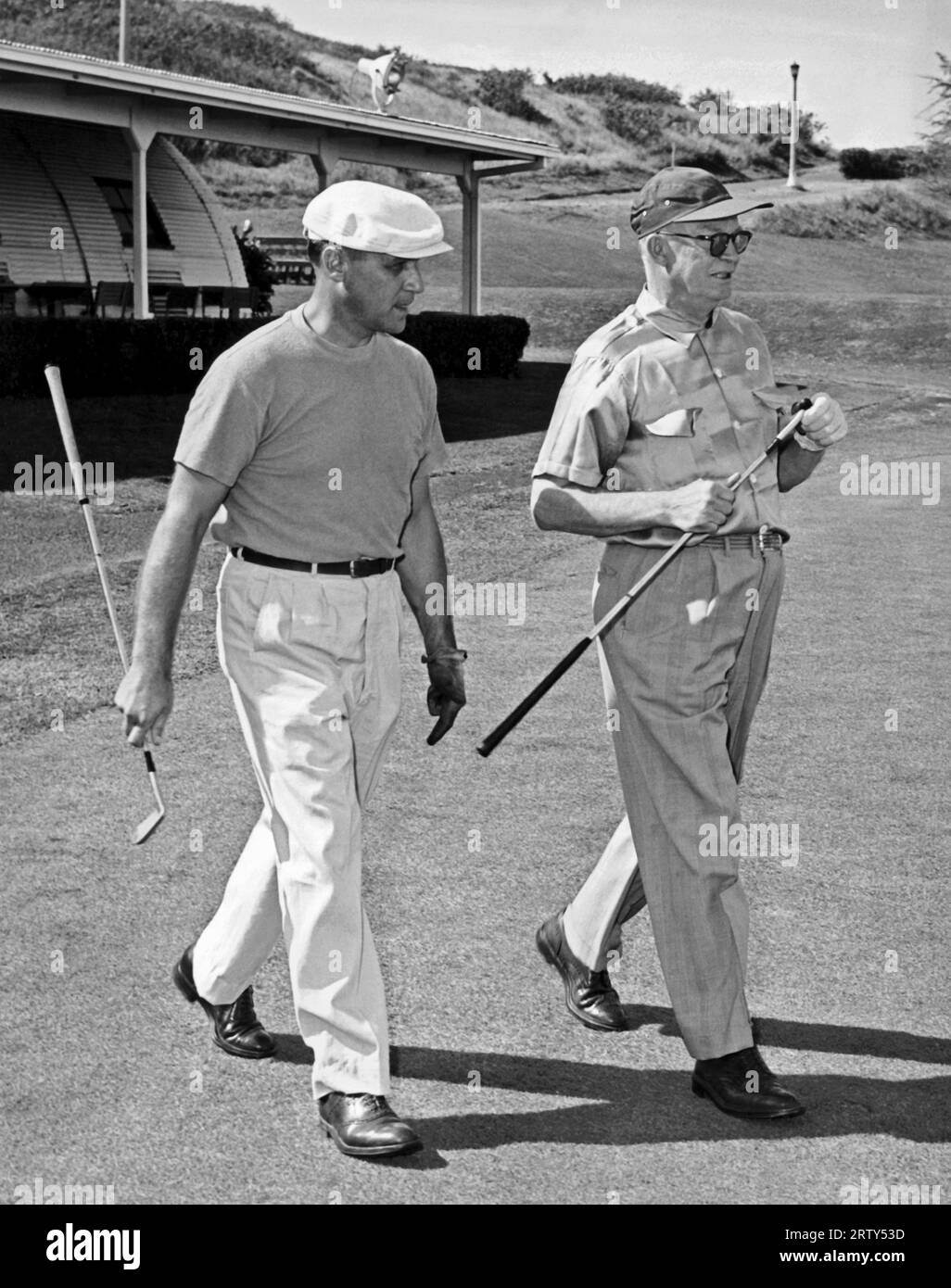 Kaneohe, Hawaii 1951, il presidente eletto Dwight Eisenhower si dirige sui campi da golf della Marine Air Station dopo il suo arrivo alle Hawaii a bordo dell'incrociatore della Marina degli Stati Uniti "Helena". Foto Stock