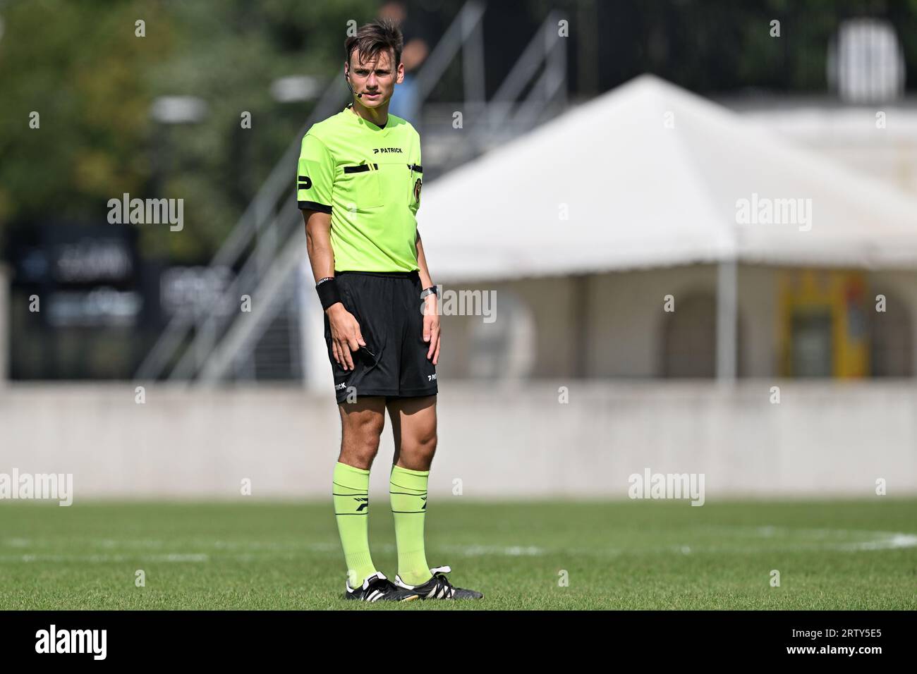 L' arbitro Simon Allcock ha fotografato durante una partita di calcio amichevole tra le squadre nazionali U19 del Belgio e della Repubblica Ceca martedì 12 settembre 2023 a Hasselt , Belgio . FOTO SPORTPIX | David Catry Foto Stock