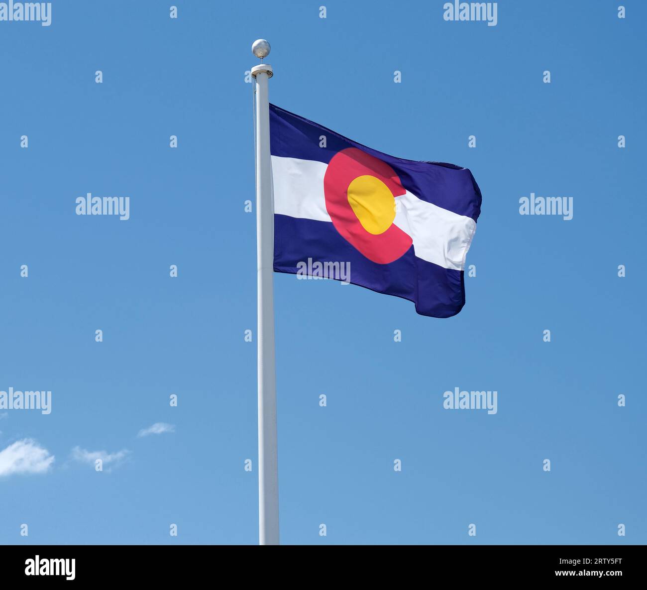 Bandiera dello stato del Colorado su sfondo blu Foto Stock