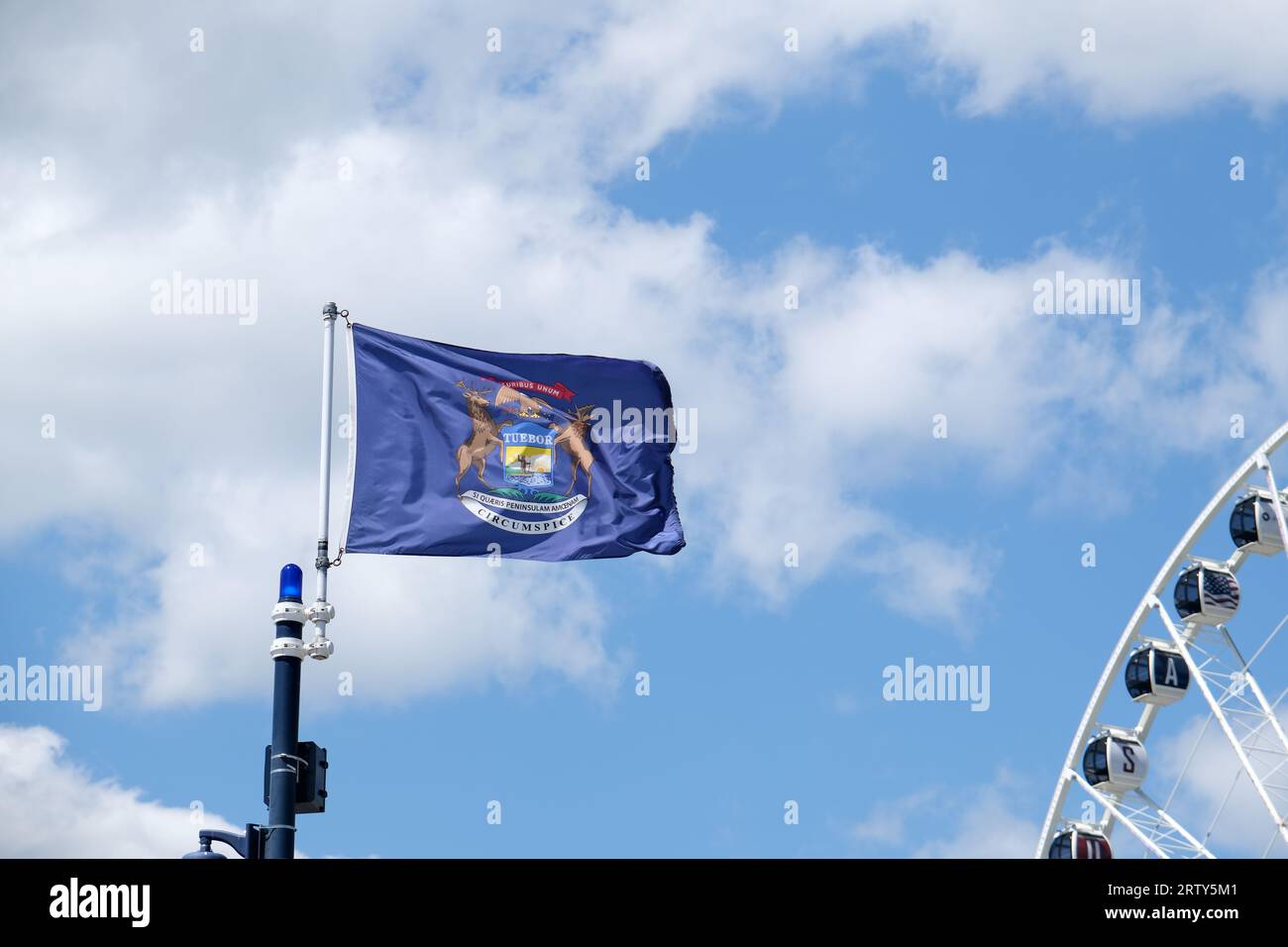 Primo piano della bandiera di stato sullo sfondo blu del cielo e sulle nuvole bianche Foto Stock