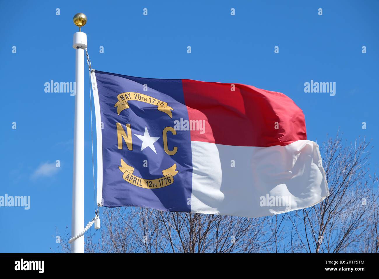 Foto ravvicinata della bandiera del North Carolina su sfondo blu Foto Stock