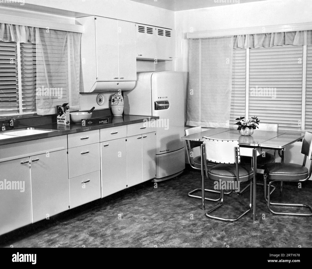 Corte Madera, California, anni '1940 Un modello di cucina in esposizione presso le cucine Beautiful della contea di Marin. Foto Stock