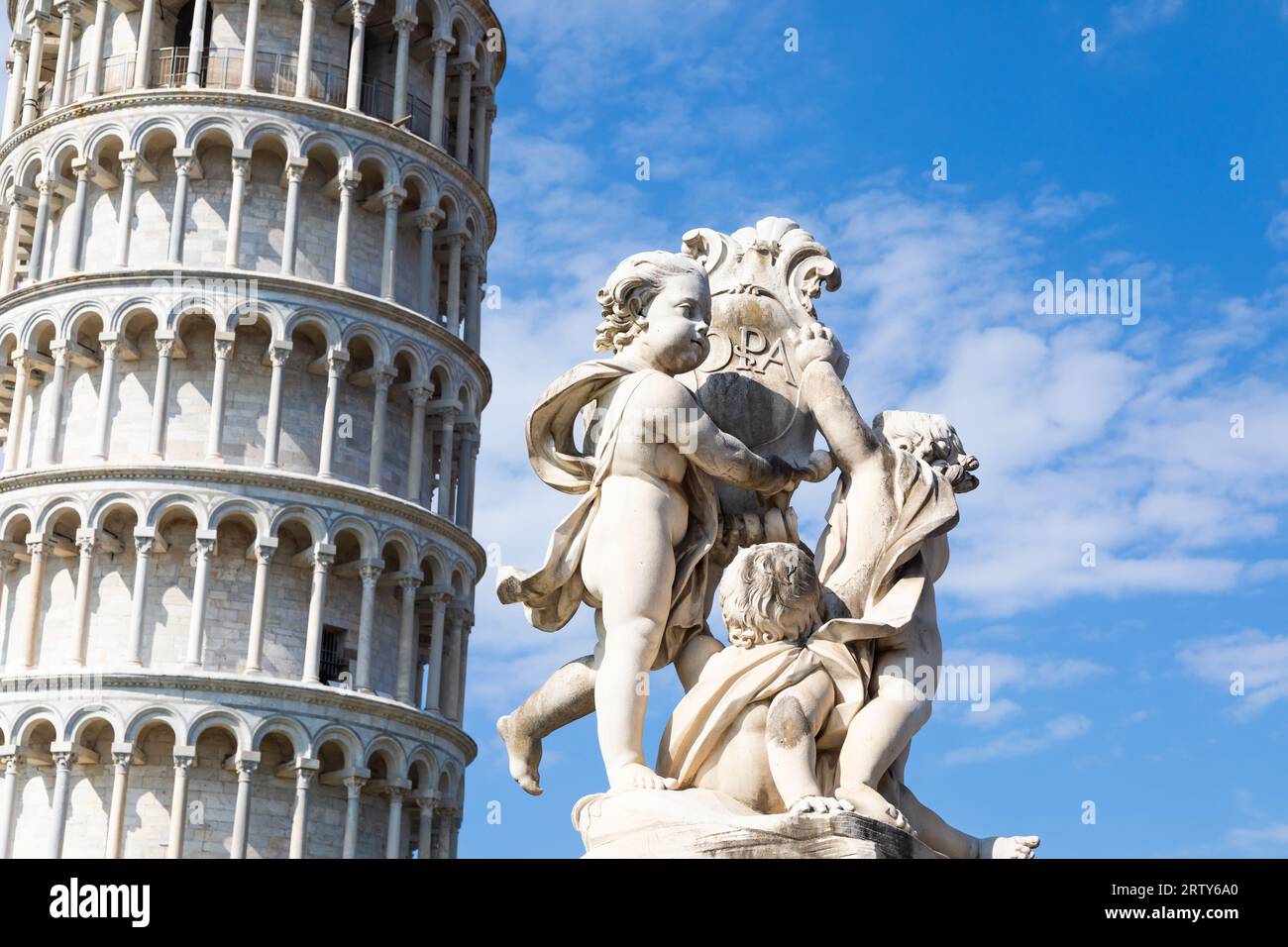 Pisa, Italia - famosa torre pendente con cielo blu e marmo bianco rinascimentale Foto Stock