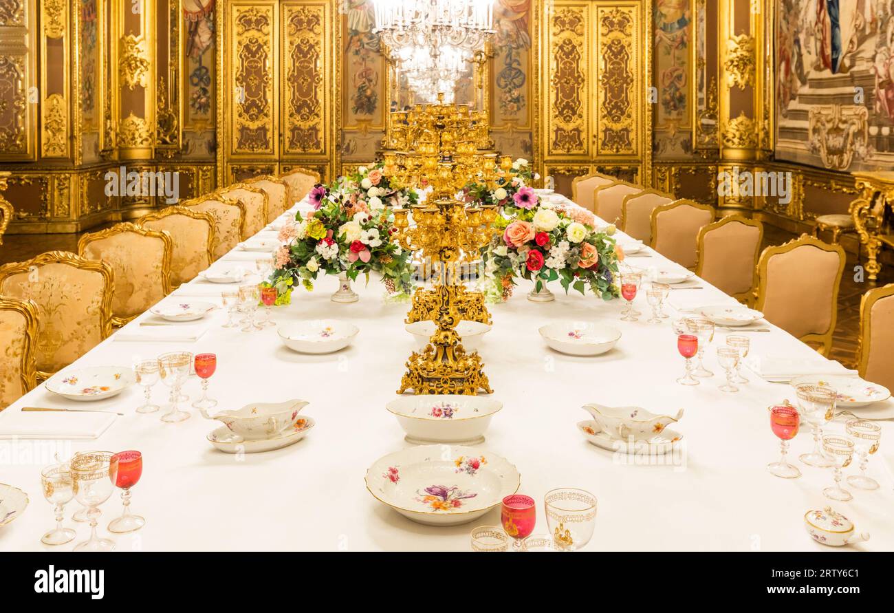 Torino, Italia - Aprile 2023: Sala da pranzo Palazzo reale. Interni antichi ed eleganti di lusso, circa 1860 Foto Stock