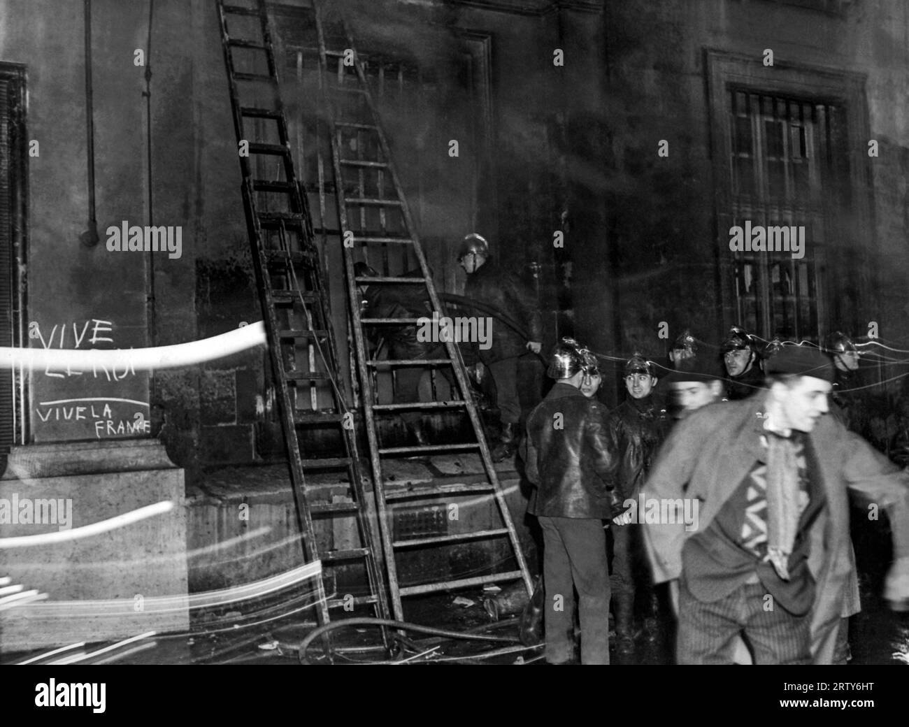 Parigi, Francia 7 febbraio 1934 i realisti a Parigi con il loro grido di battaglia di vive le ROI e vive la France calcarono sul muro del Ministero dei Marines che avevano dato fuoco. Foto Stock