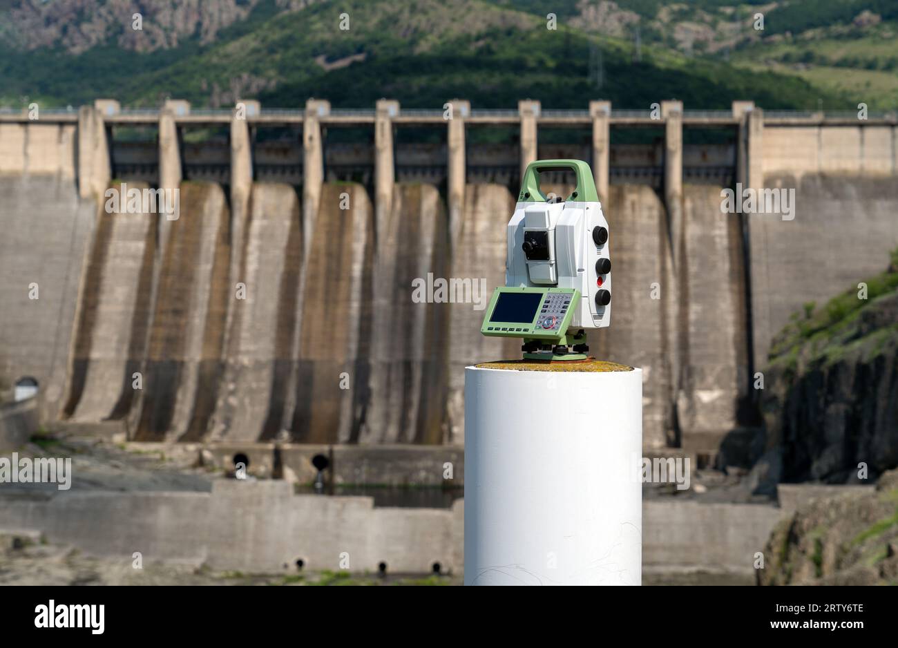 Misurazioni geodetiche della deformazione nella parete della diga a ladrge Foto Stock