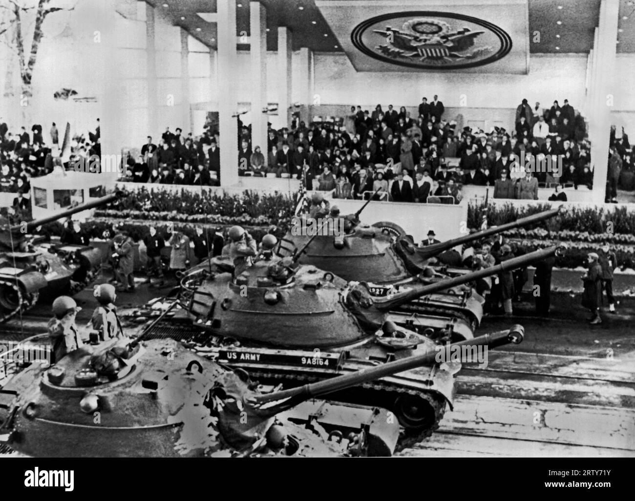 Washington, D.C.: 20 gennaio 1961. Mentre il partito presidenziale guarda, una fila di carri armati passa in rassegna durante la parata inaugurale. Foto Stock