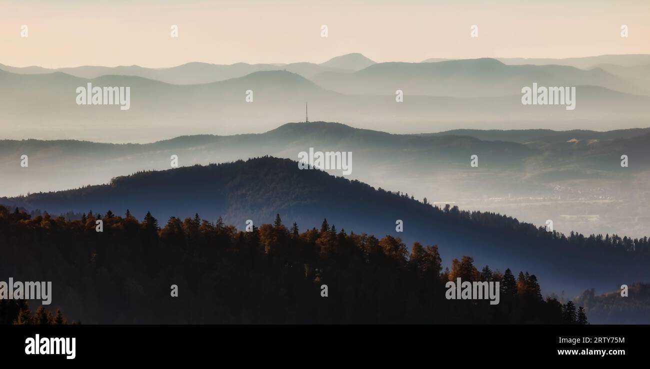 Blick vom Rinken über die Berge und den Kaiserstuhl bis zu den Vogesen, Schwarzwald, Baden-Württemberg, Deutschland Foto Stock