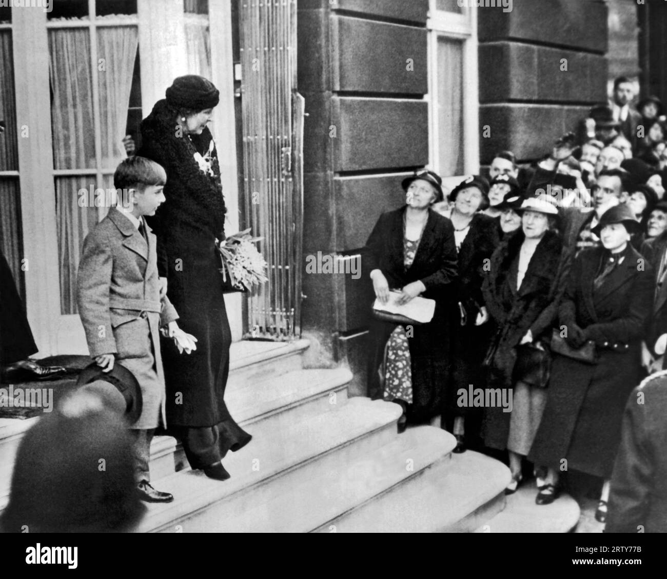 Londra, Inghilterra 16 ottobre 1934 il re undicenne Pietro di Jugoslavia lascia il suo hotel londinese con sua nonna, la regina madre Maria di Romania, per Marsiglia, dove incontra sua madre, la regina madre Maria di Jugoslavia, alla cerimonia del padre, il re assassinato Alessandro. Foto Stock