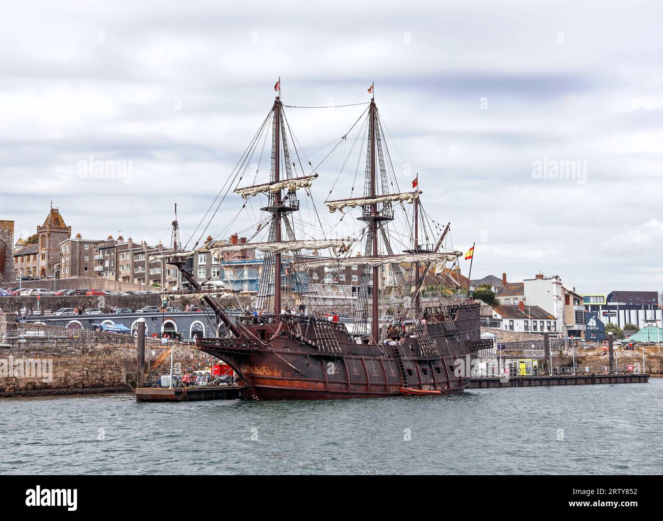 I visitatori esplorano i ponti dell'El Galeon ormeggiato al Barbican Pontoon di Plymouth. La replica a grandezza naturale di un galeone spagnolo del XVII secolo è un Foto Stock