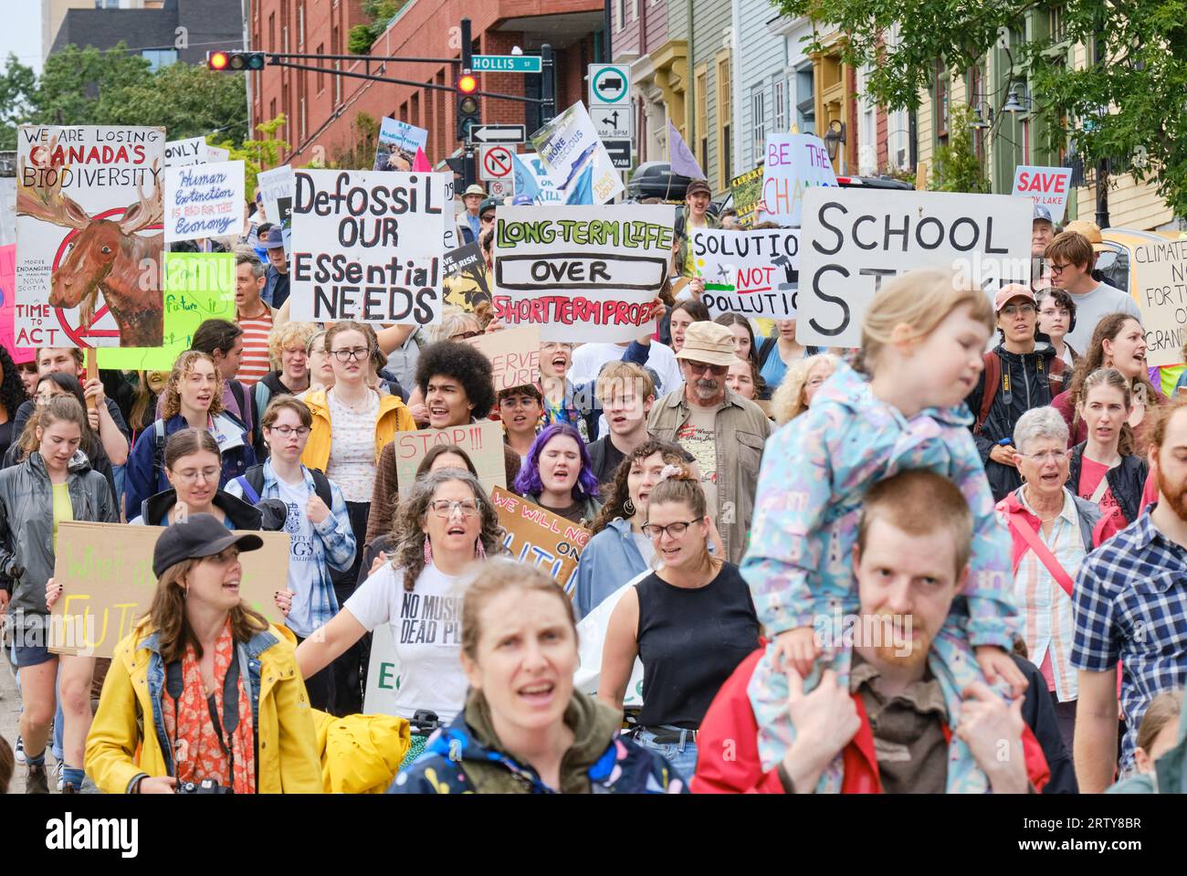 Halifax, nuova Scozia, Canada. 15 settembre 2023. Centinaia di persone camminano per le strade di Halifax nel rally Global Climate School Strike. La marcia guidata da giovani locali, con il sostegno di molti provenienti da generazioni più anziane, richiede azioni immediate e la fine dell'uso di combustibili fossili per salvare il pianeta per le generazioni future. Foto Stock