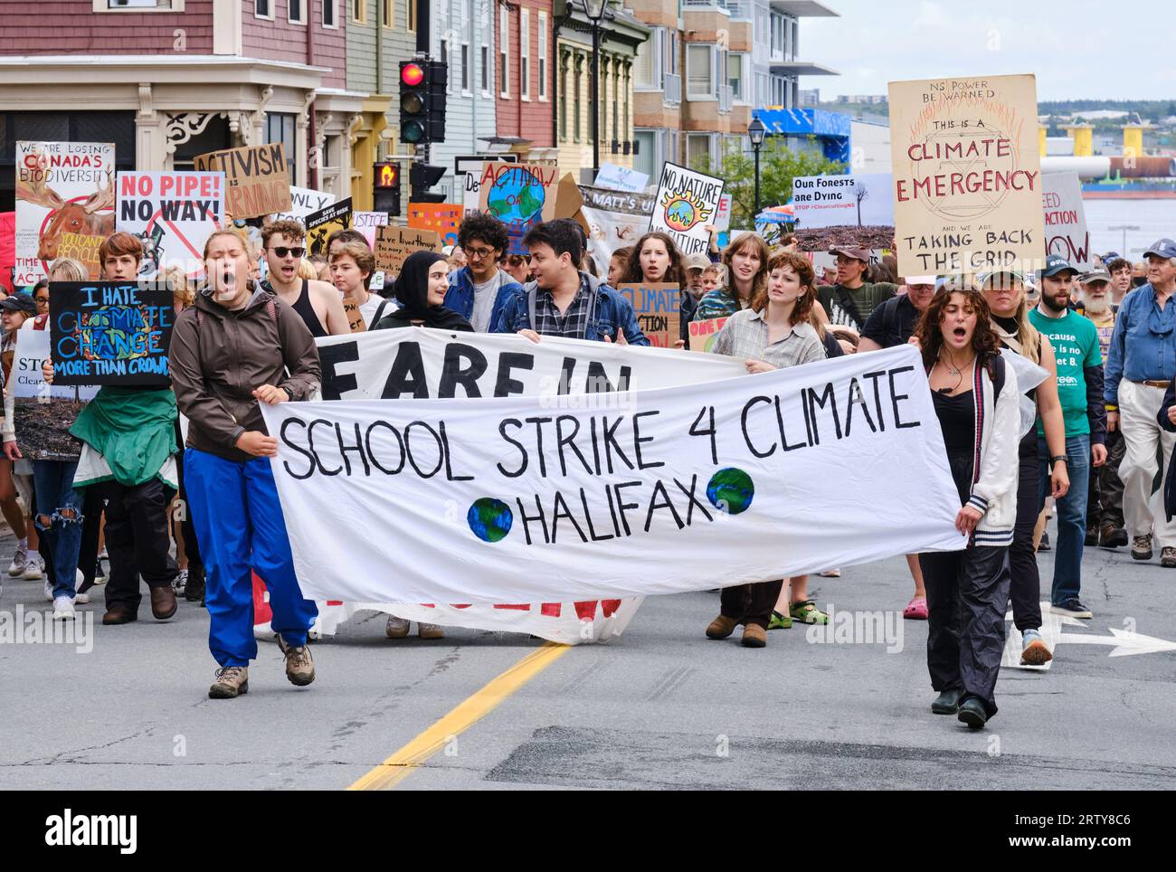 Halifax, nuova Scozia, Canada. 15 settembre 2023. Centinaia di persone camminano per le strade di Halifax nel rally Global Climate School Strike. La marcia guidata da giovani locali, con il sostegno di molti provenienti da generazioni più anziane, richiede azioni immediate e la fine dell'uso di combustibili fossili per salvare il pianeta per le generazioni future. Foto Stock