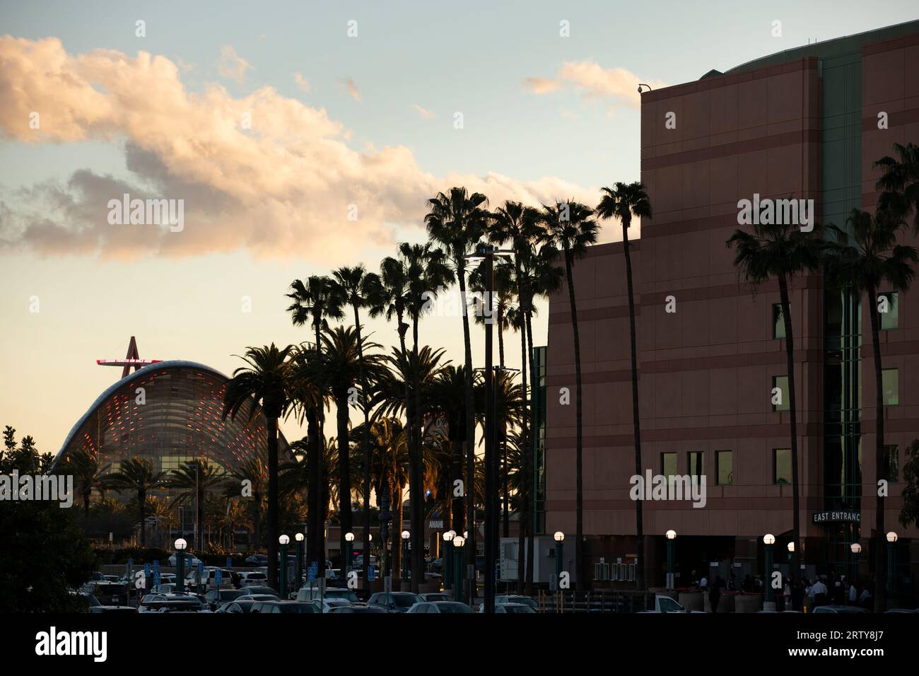 Anaheim, California, USA - 1° marzo 2023: Il tramonto scende sulle palme e l'Anaheim Regional Transportation Intermodal Center (ARTIC) nel centro città Foto Stock
