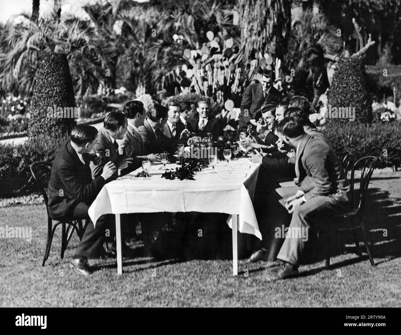 Pasadena, California: 30 dicembre 1925 la squadra di football dell'Università dell'Alabama seduto al tavolo di allenamento e per la prima volta, sono inclusi arance e avocado nel loro menu. Pooley Hubert, il quarterback di punta della squadra del Southerner in piedi alla fine del tavolo. Theyt giocherà alla University of Washington il giorno di Capodanno al Rose Bowl. Foto Stock