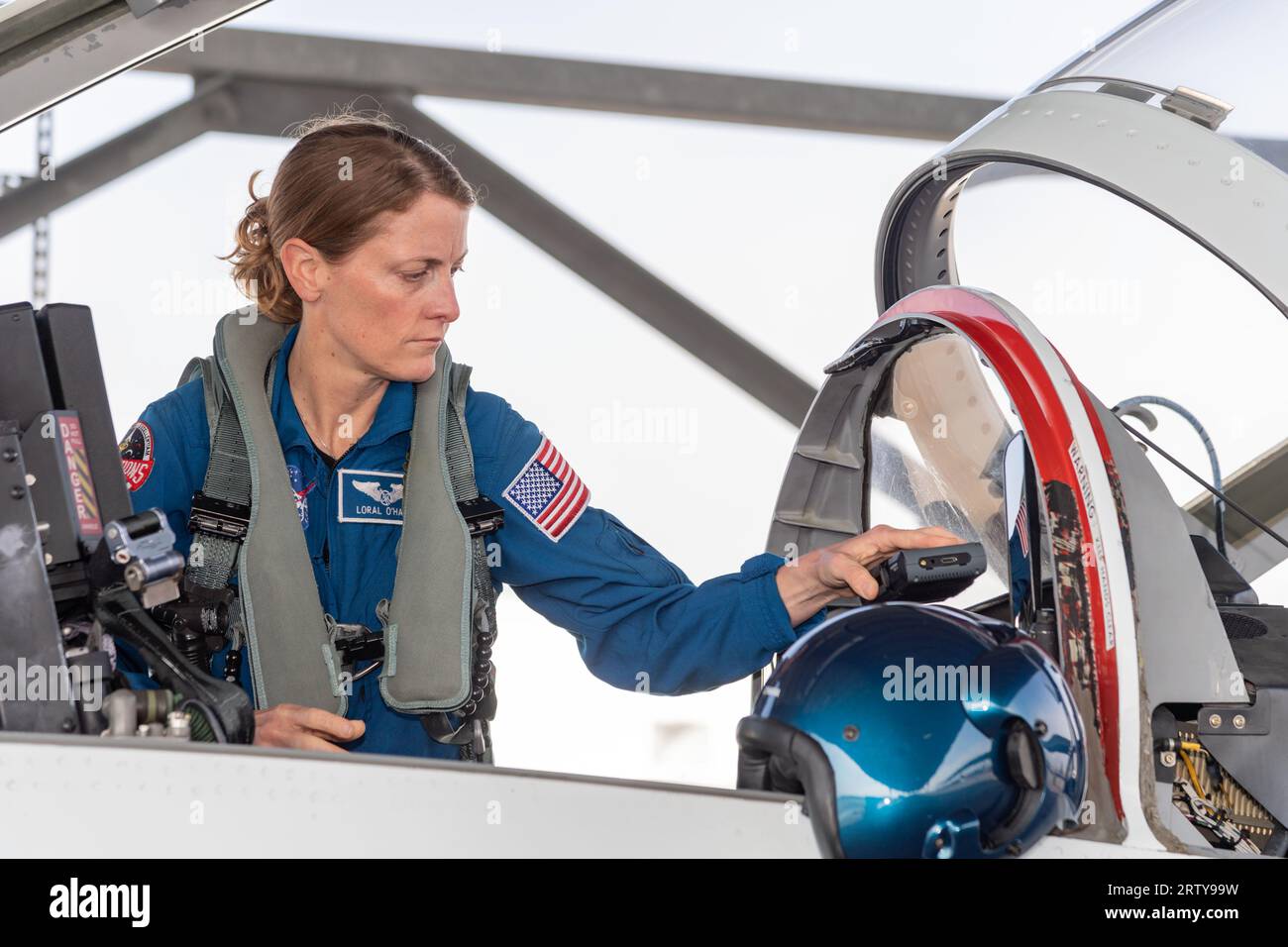 Houston, Stati Uniti. 10 marzo 2023. L'astronauta della NASA Loral o'Hara si prepara a salire a bordo di un aereo da addestramento T-38 presso Ellington Field, il 10 marzo 2023 a Houston, Texas. O'Hara è membro dell'equipaggio della stazione spaziale Internazionale Expedition 70 che parte per la stazione spaziale Internazionale il 15 settembre. Credito: Bill Stafford/NASA/Alamy Live News Foto Stock