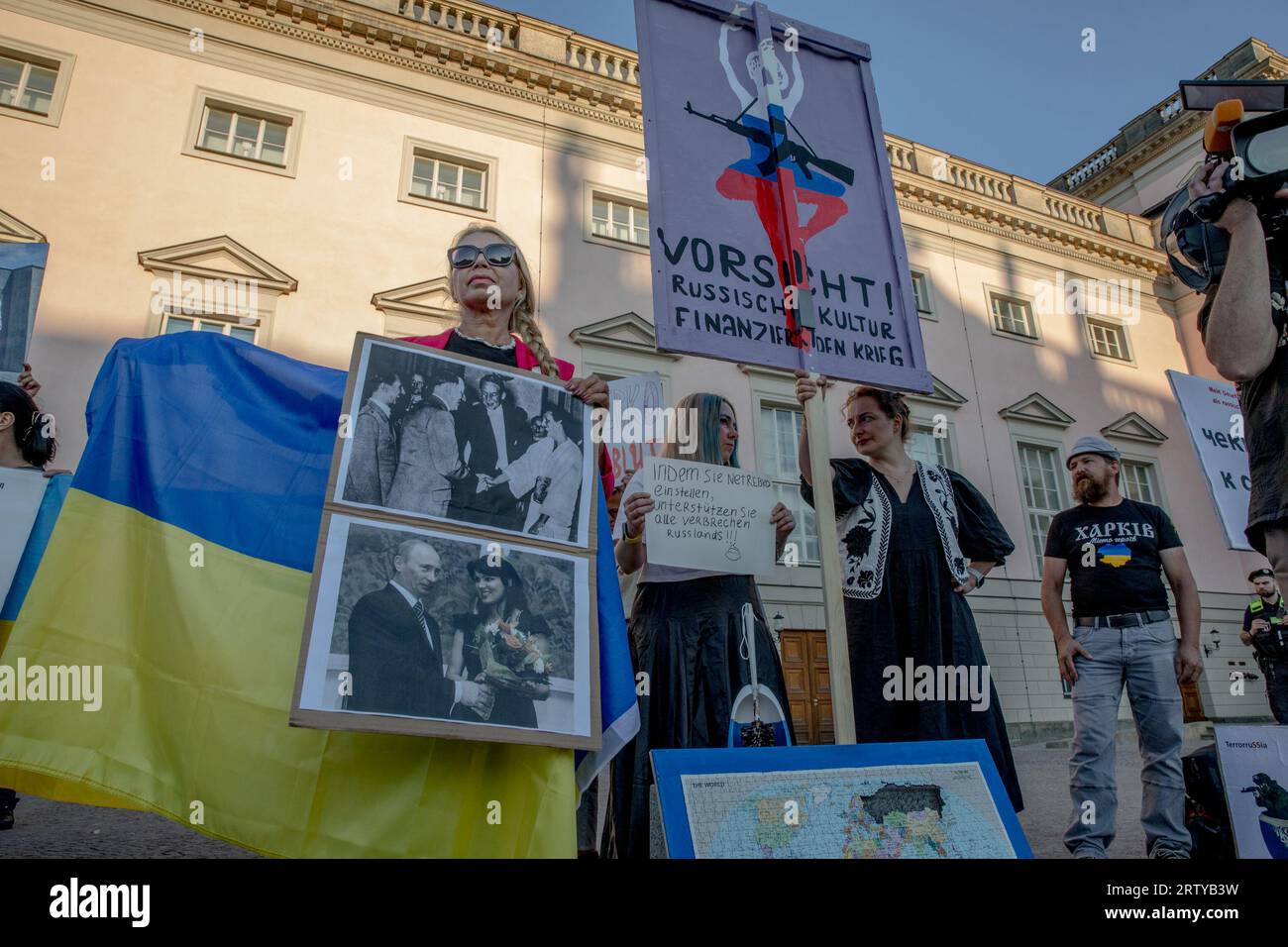 Berlino, Germania. 15 settembre 2023. La grandiosità del Teatro dell'Opera di Berlino, simbolo di eccellenza artistica, è stata messa in ombra il 15 settembre 2023, dai sontuosi canti dei manifestanti. La causa del loro dissenso fu Anna Netrebko, il soprano operistico russo-austriaco, e i suoi legami percepiti con il Cremlino. I manifestanti chiesero il boicottaggio della performance di Netrebko. Ha segnato la sua prima apparizione a Berlino dopo l'invasione russa su vasta scala dell'Ucraina il 24 febbraio 2022 (Credit Image: © Michael Kuenne/PRESSCOV via ZUMA Press Wire) SOLO PER USO EDITORIALE! Non per USO commerciale! Foto Stock