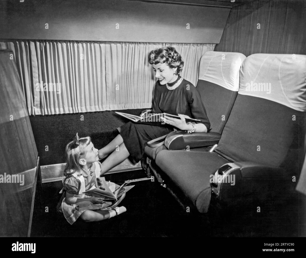 Francia 1953 passeggeri a bordo dell'Air France "The Golden Parisian" da Parigi a New York. Il Lockheed Super Constellations trasportava solo 32 passeggeri invece dei soliti 56, consentendo così lo spazio per gli Skyrooms. Foto Stock