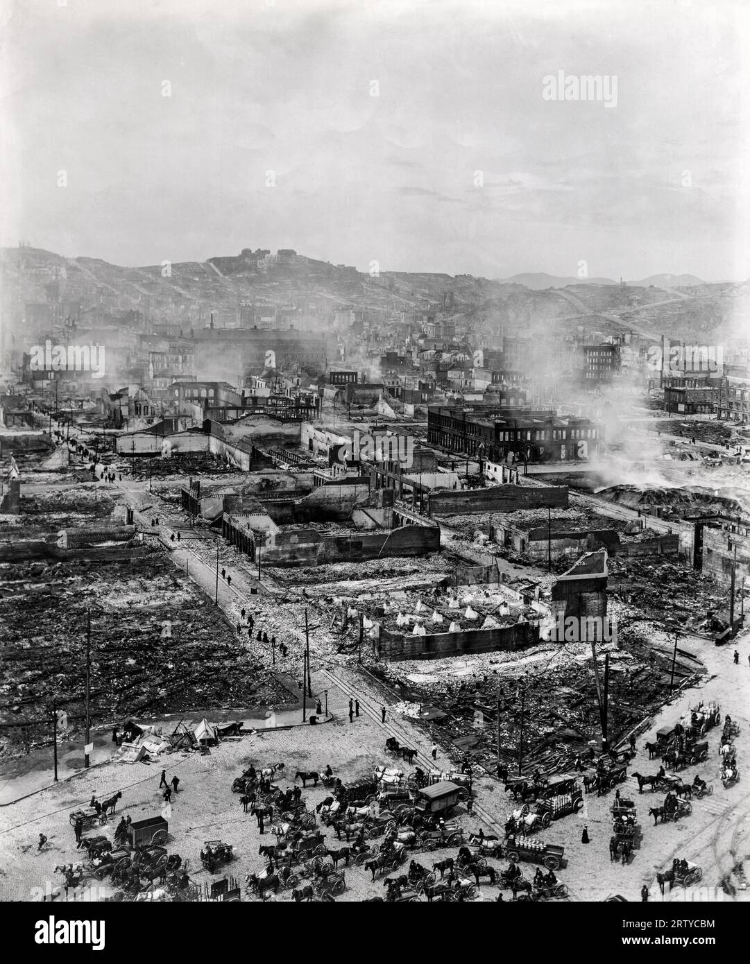 San Francisco, California 1906 San Francisco è in rovina dopo il terremoto del 18 aprile. Questa foto, scattata dalla cima del Ferry Building, mostra l'Embarcadero in primo piano, con Clay Street e i suoi binari della funivia che corrono a metà sinistra. Russian Hill si trova in cima a tutto, sullo sfondo centrale Foto Stock