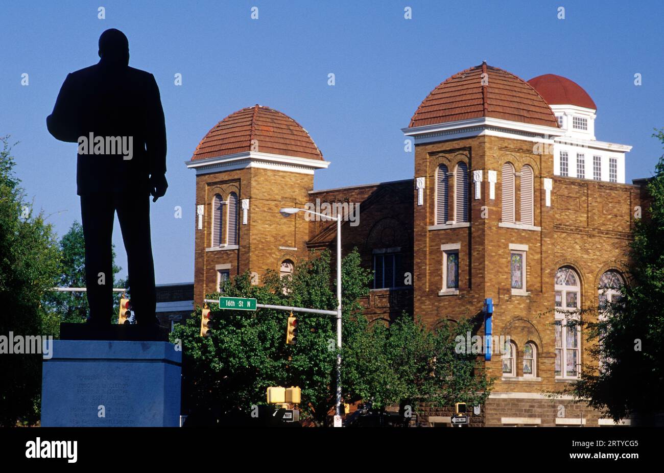 Statua di Martin Luther King Jr con la 16th Ave Baptist Church, Kelly Ingram Park, Birmingham, Alabama Foto Stock